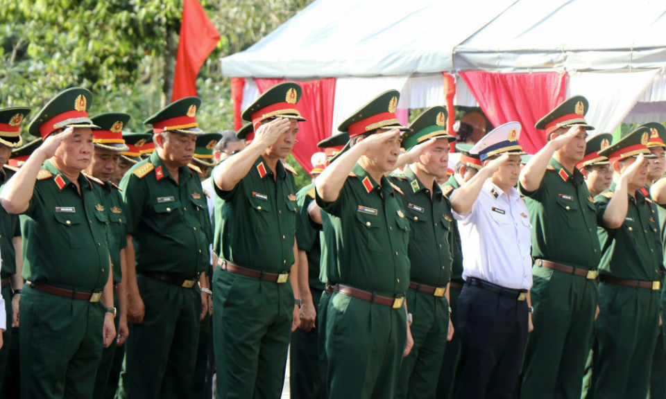 Đoàn công tác Bộ Quốc phòng dâng hương, tưởng niệm các anh hùng liệt sĩ