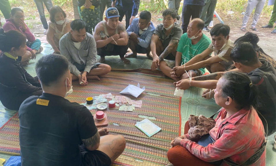 Triệt phá tụ điểm lắc tài xỉu ăn thua bằng tiền