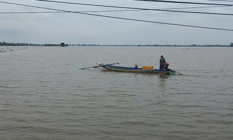 Lũ rút, nông dân ra đồng bắt cá