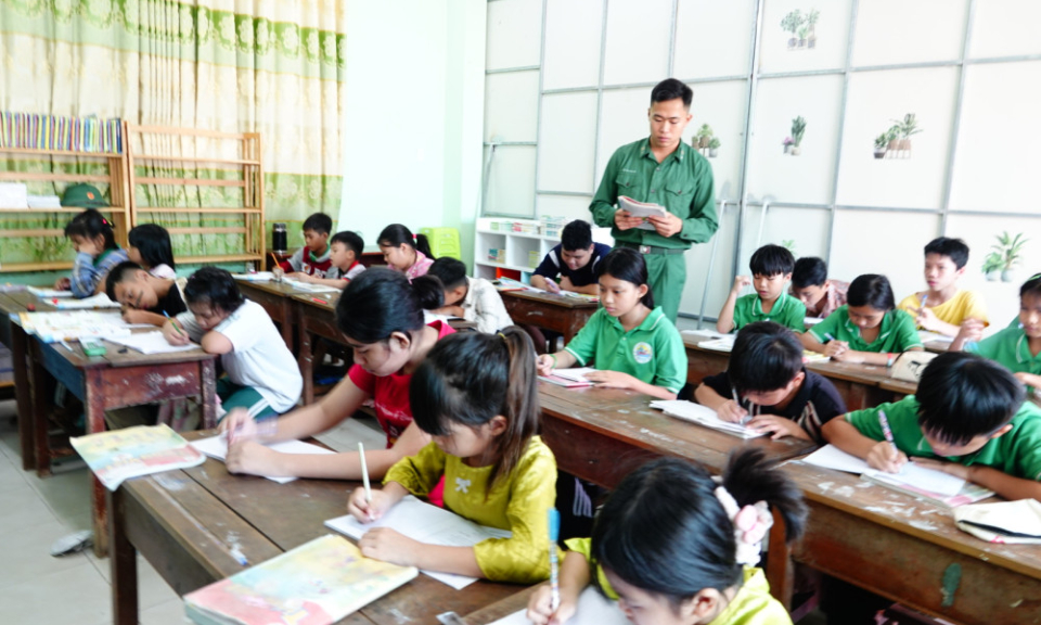 Thắp sáng ước mơ bên bến cảng