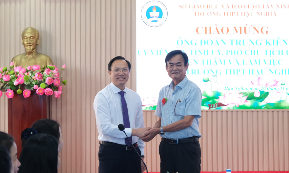 Phó Chủ tịch UBND tỉnh Đoàn Trung Kiên thăm, chúc mừng Ngày Nhà giáo Việt Nam tại Trường THPT Hậu Nghĩa