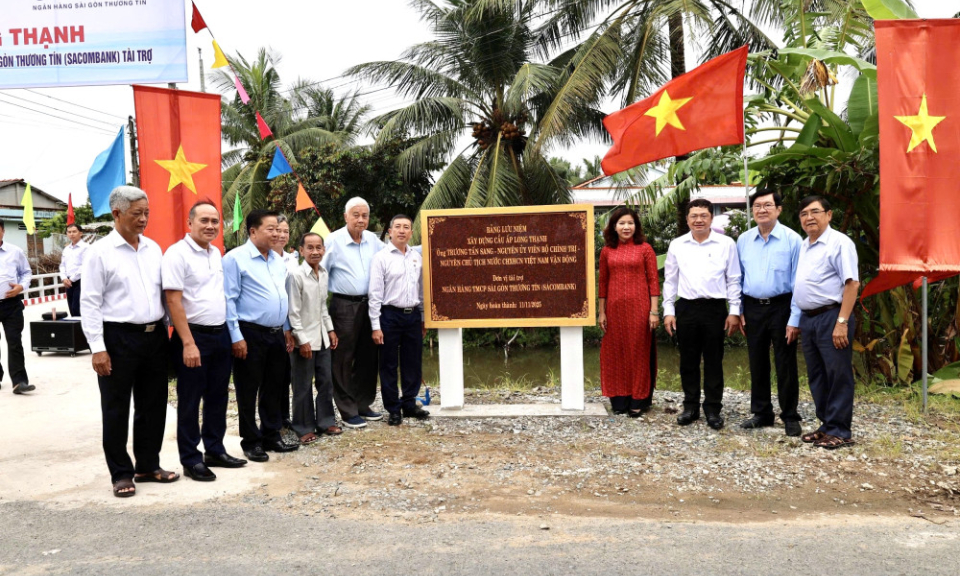 Nguyên Chủ tịch nước Trương Tấn Sang dự lễ mừng công 2 cầu giao thông nông thôn tại xã An Lục Long