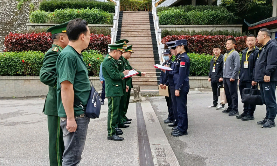 Bàn giao đối tượng trốn truy nã cho lực lượng Cảnh sát Trung Quốc