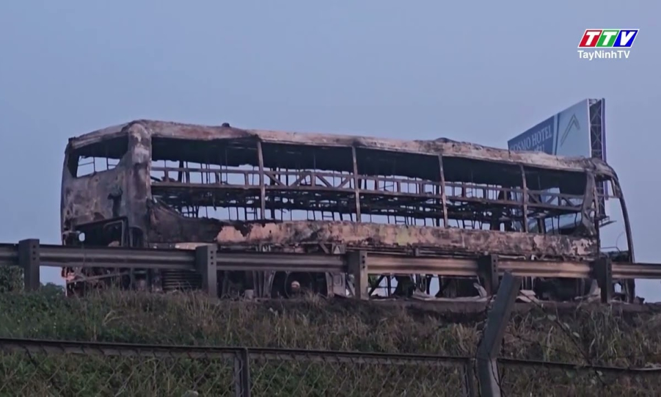 Xe giường nằm cháy trơ khung trên cao tốc TP.HCM – Trung Lương