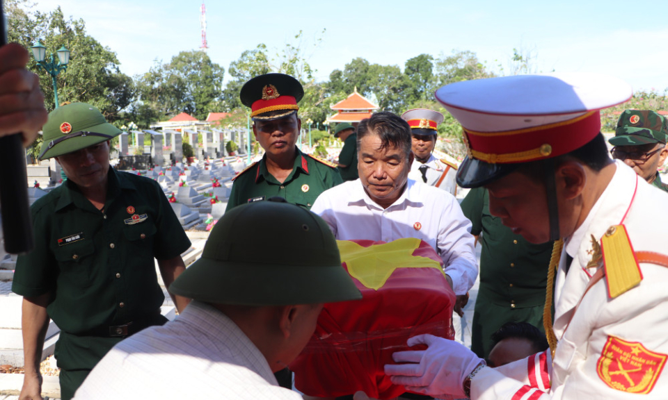 Hỗ trợ đưa hài cốt liệt sĩ về an táng tại quê hương