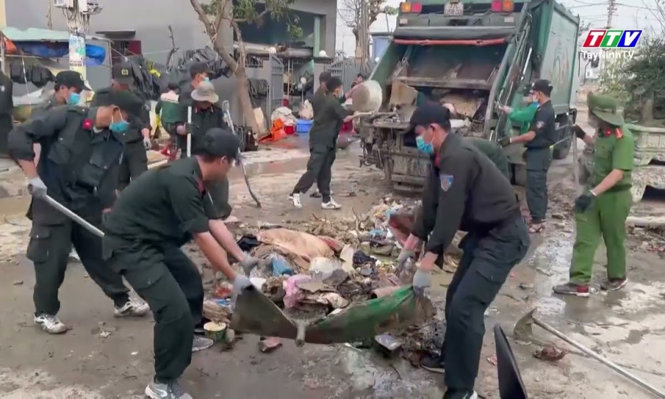 Cảnh sát cơ động Công an tỉnh Tây Ninh tiếp tục hỗ trợ người dân Gia Lai khắc phục mưa lũ