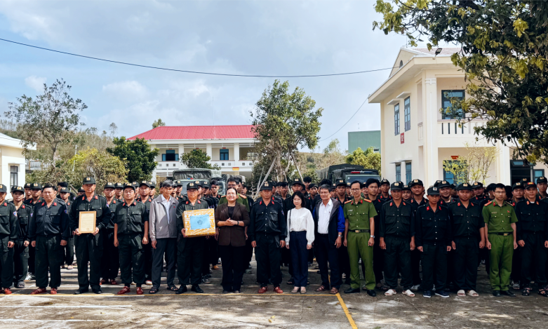 Bí thư Đảng ủy xã Tuy Phước, tỉnh Gia Lai thăm, động viên lực lượng Công an tỉnh Tây Ninh