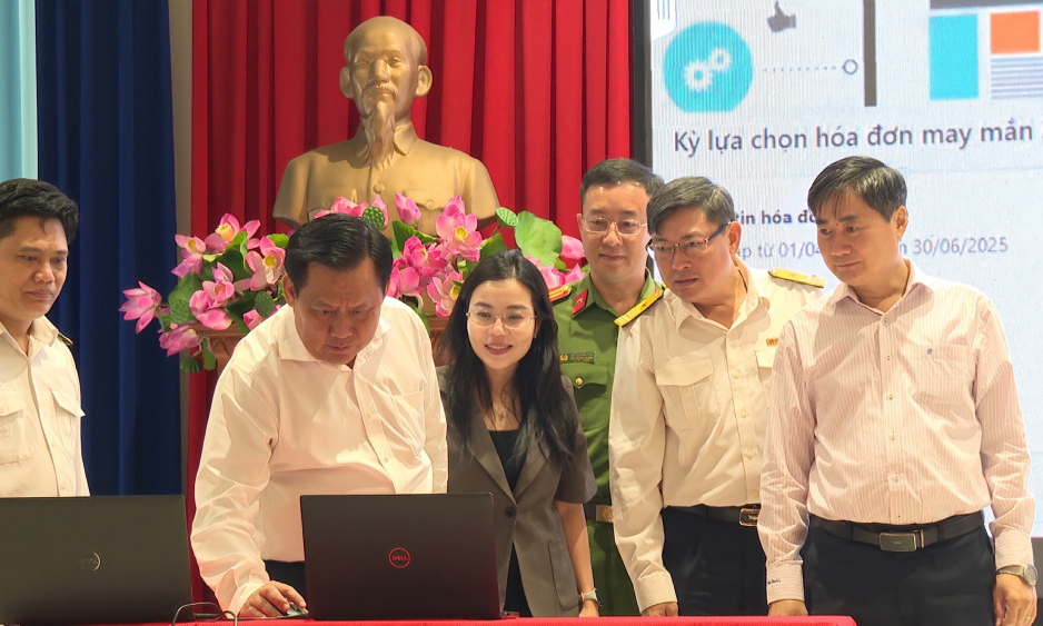 Bấm nút chọn 'Hóa đơn may mắn' quí I và quí II/2025