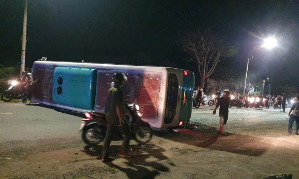 Xe khách chở công nhân lật ngang đường, nhiều người bị chấn thương 