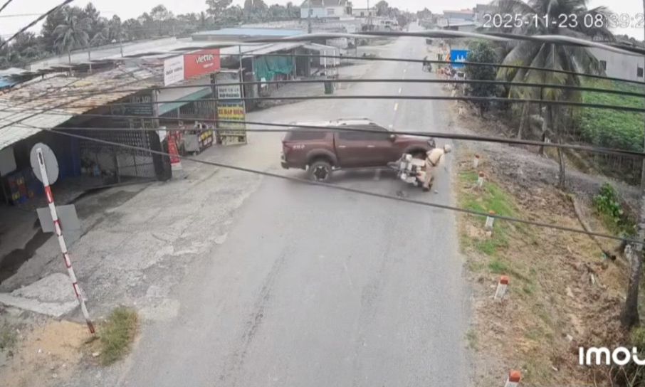 Xác minh tài xế ô tô bán tải chống đối, húc xe Cảnh sát giao thông