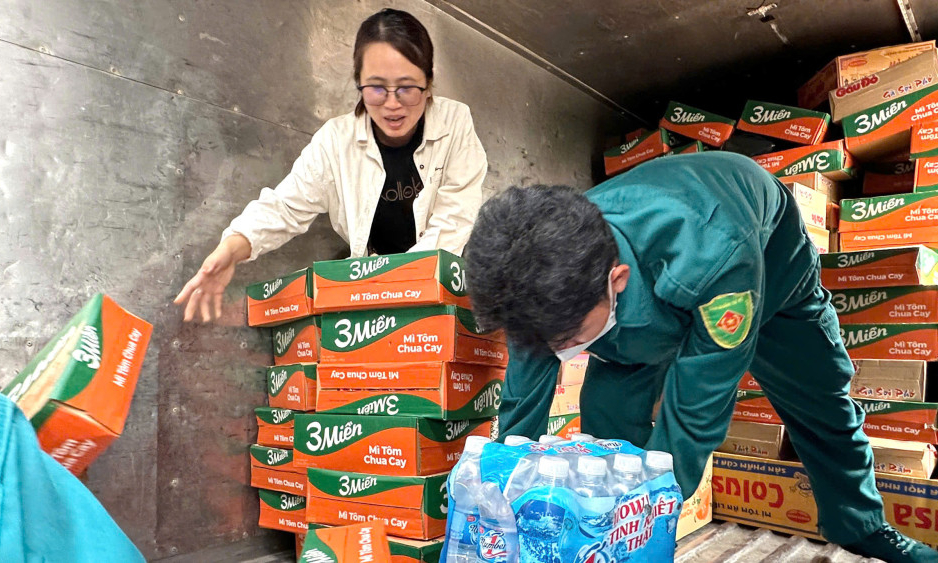 Người dân xã Tân Thạnh hướng về đồng bào vùng lũ Đắk Lắk