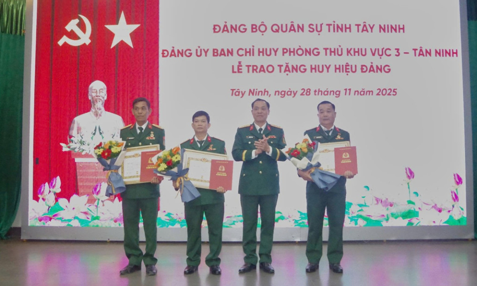 Đảng ủy, Ban Chỉ huy Phòng thủ khu vực 3 – Tân Ninh: Trao tặng Huy hiệu 30 năm tuổi Đảng