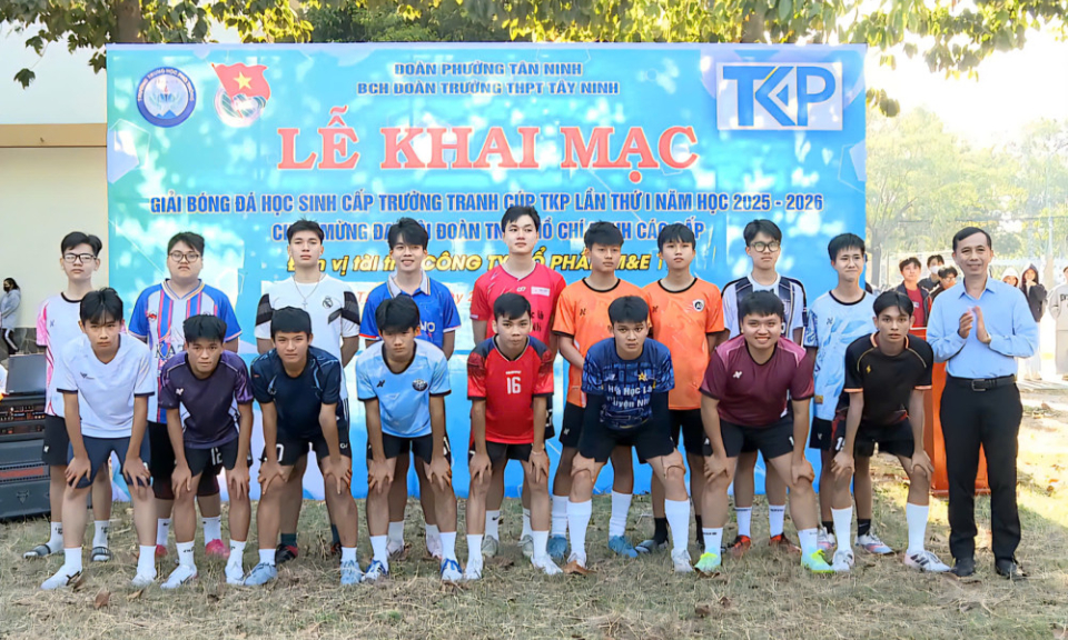 Sôi nổi giải bóng đá học sinh