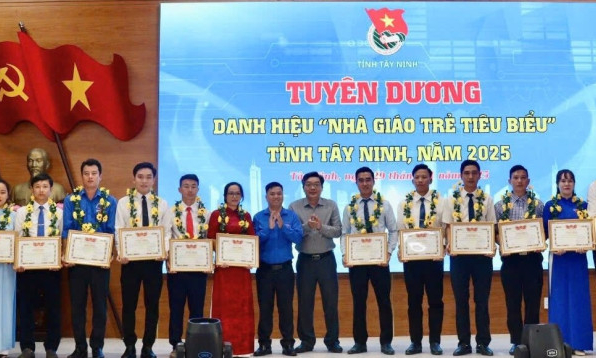 Tuyên dương và phát động các danh hiệu 'Nhà giáo trẻ tiêu biểu', 'Sinh viên 5 tốt', 'Học sinh 3 tốt', 'Học sinh 3 rèn luyện'
