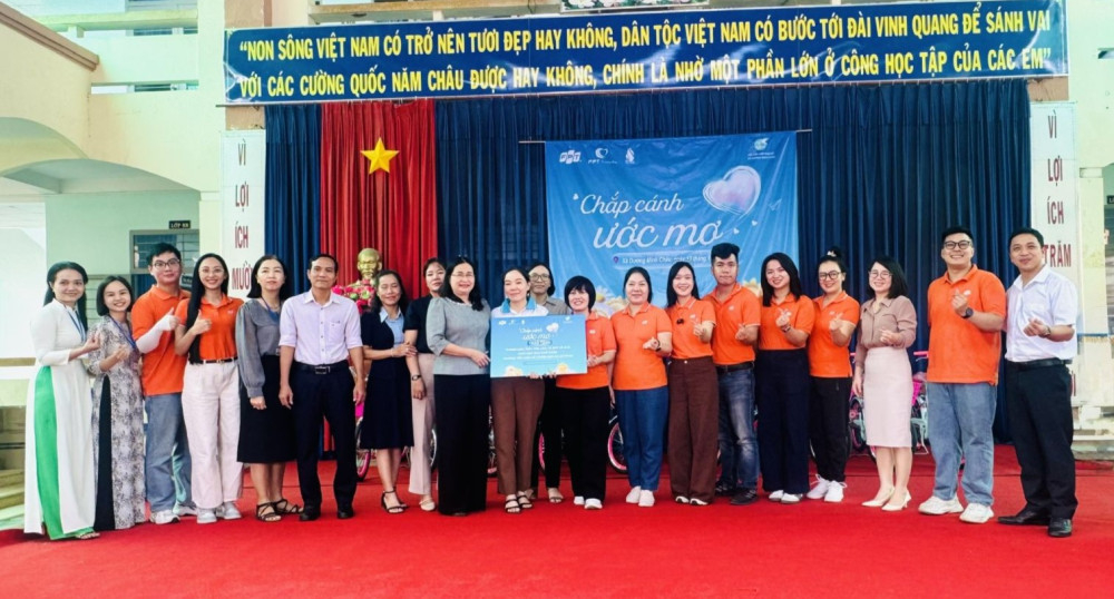 Chương tr&igrave;nh 'Chắp c&aacute;nh ước mơ' trao qu&agrave; cho học sinh c&oacute; ho&agrave;n cảnh kh&oacute; khăn