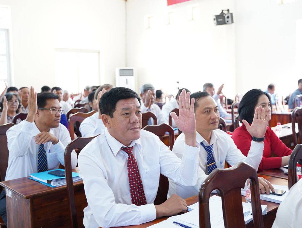 HĐND x&atilde; T&acirc;n Ph&uacute; th&ocirc;ng qua 4 nghị quyết tại kỳ họp thường lệ cuối năm 2025