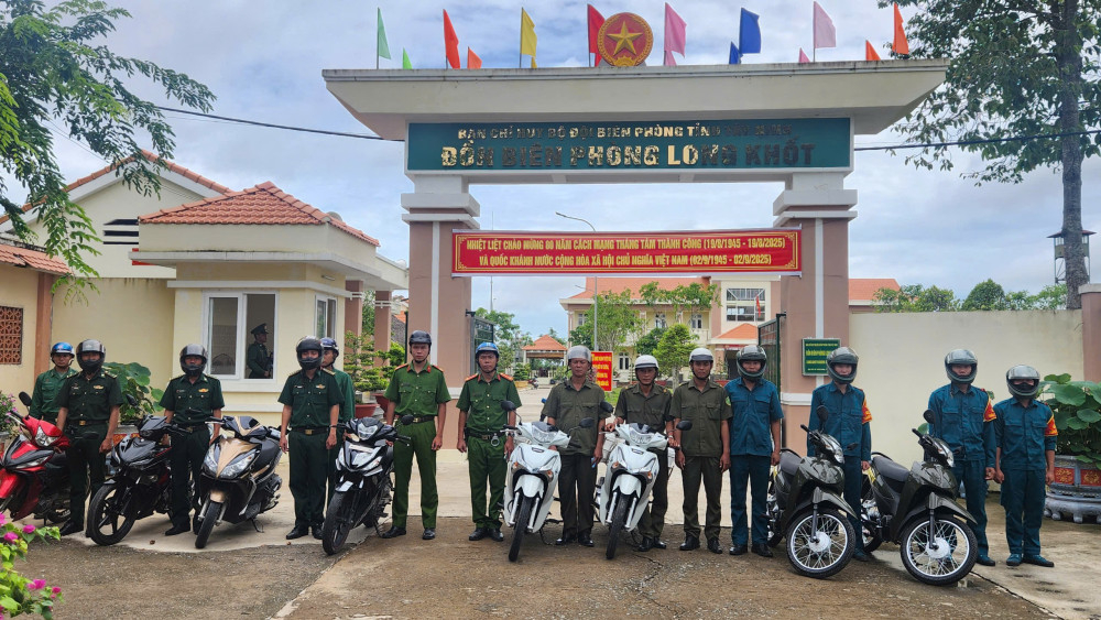 Công an xã Tuyên Bình phối hợp Đồn Biên phòng Long Khốt tổ chức tuần tra, nắm địa bàn