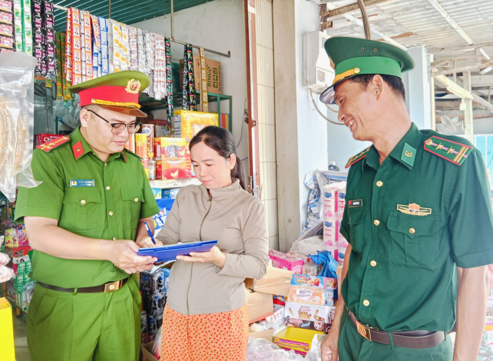 Công an và Bộ đội Biên phòng tuyên truyền người dân cách nhận biết các phương thức, thủ đoạn của tội phạm để chủ động phòng ngừa