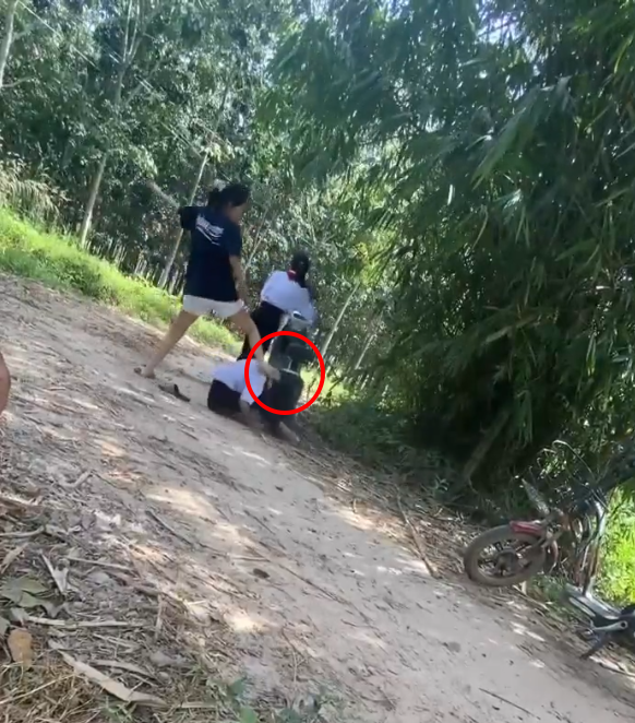 Ảnh cắt ra từ đoạn clip ghi lại cảnh em B bị hành hung