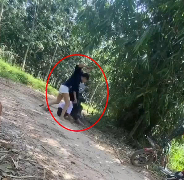 Hình ảnh em N.T.N.B. bị đánh (ảnh cắt từ clip)