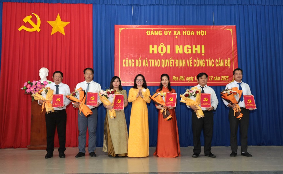 X&atilde; Ho&agrave; Hội c&ocirc;ng bố quyết định về c&ocirc;ng t&aacute;c c&aacute;n bộ