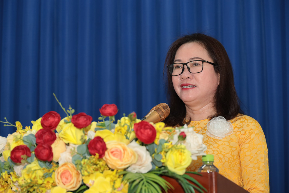 Bí thư Đảng uỷ, Chủ tịch HĐND xã Hoà Hội Nguyễn Thị Thanh Sơn phát biểu tại hội nghị