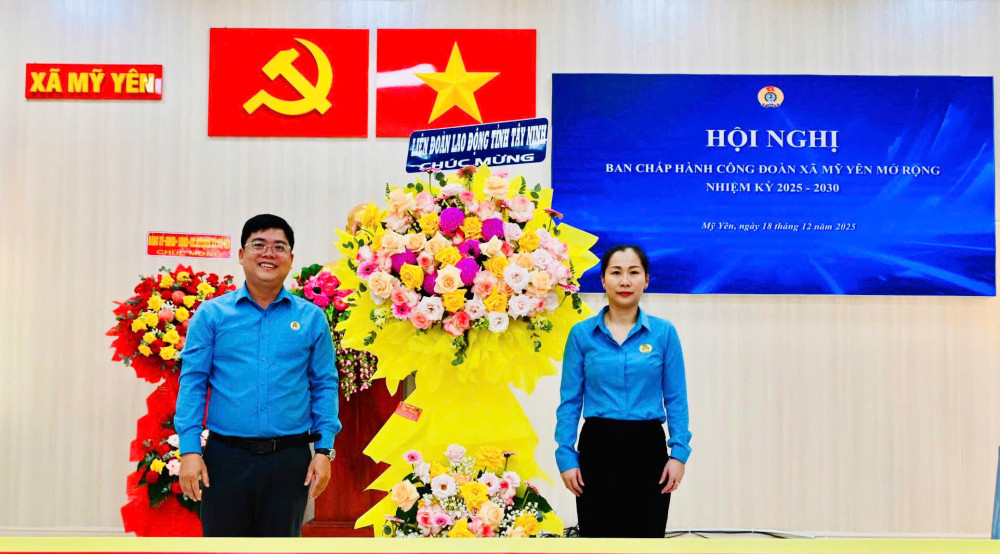 Lãnh đạo Liên đoàn Lao động tỉnh (bên trái) tặng hoa chúc mừng hội nghị