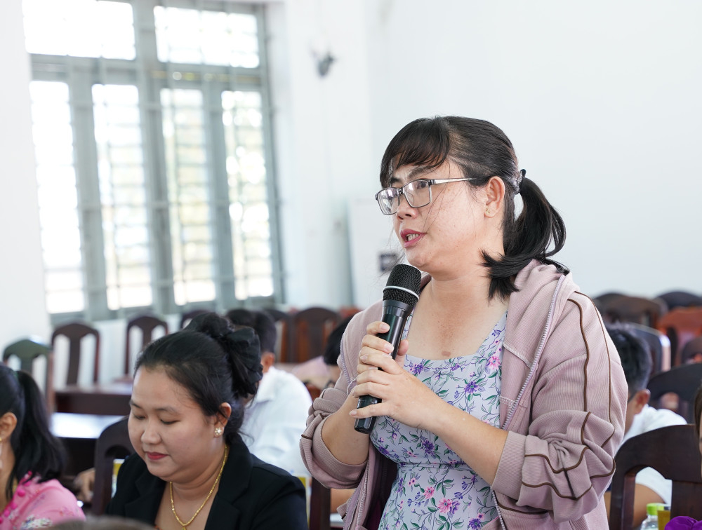 Đại biểu HĐND xã chất vấn lãnh đạo UBND xã Phước Vinh về vấn đề giải quyết thủ tục hành chính, sắp xếp các trụ sở dôi dư sau sáp nhập