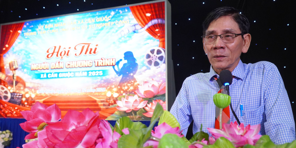 Trưởng ban Giám khảo Hội thi người dẫn chương trình xã Cần Giuộc năm 2025 phát biểu thông qua quy chế hội thi