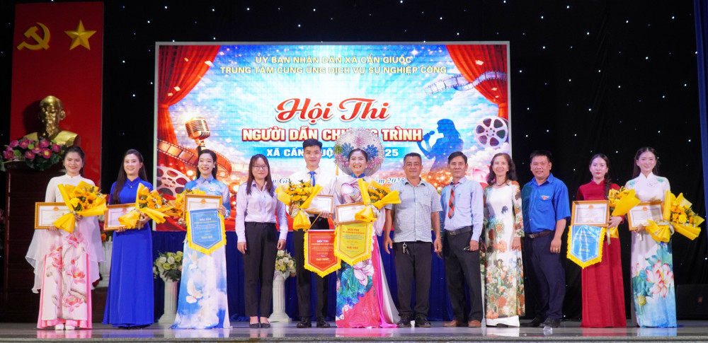 Trao giải Nhất, Nhì, Ba, Khuyến khích cho các thí sinh đoạt thành tích xuất sắc 