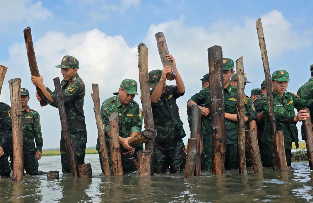 Trong những ngày cao điểm chống lũ, cán bộ, chiến sĩ Đồn Biên phòng Sông Trăng cùng các lực lượng Công an, Quân sự không quản khó khăn giúp dân gia cố đê bao, bảo vệ mùa màng