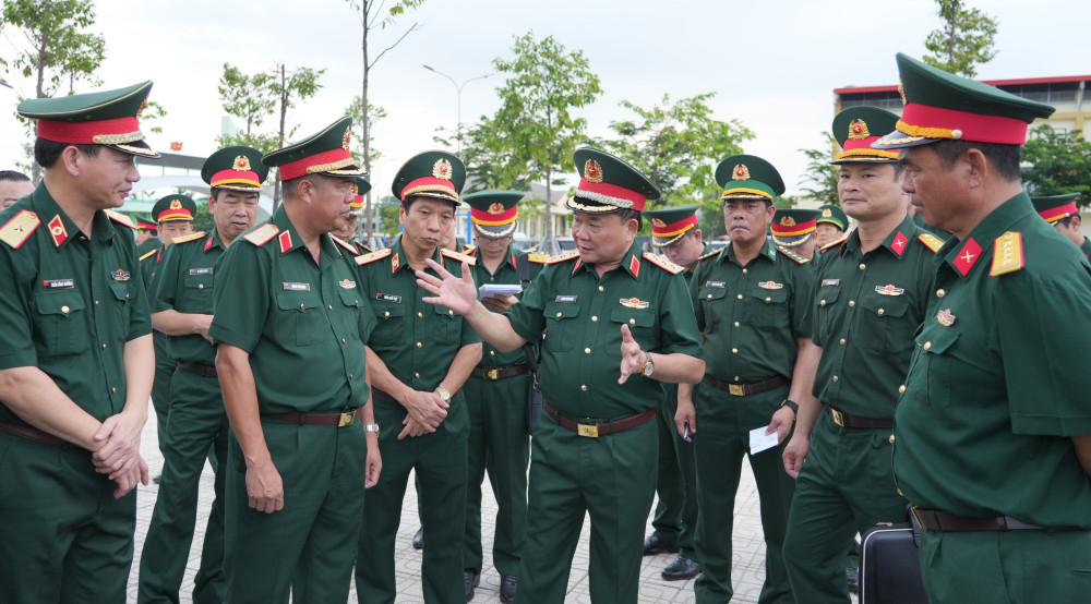 Thượng tướng Hoàng Xuân Chiến - Ủy viên Trung ương Đảng, Ủy viên Thường vụ Quân ủy Trung ương, Thứ trưởng Bộ Quốc phòng, trong một đợt kiểm tra tại Tây Ninh