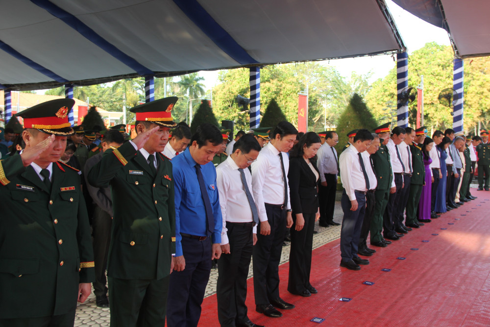 Truy điệu, an t&aacute;ng 24 bộ h&agrave;i cốt liệt sĩ hy sinh tại Campuchia