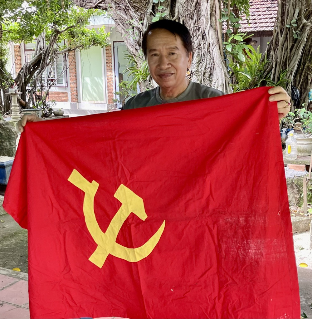 Lá cờ đỏ búa liềm từng tổ chức kết nạp cho các đảng viên mới trong chiến trường khói lửa được một cán bộ lão thành cách mạng giữ gìn, đem đến trao tặng cho cựu chiến binh Trần Ngọc