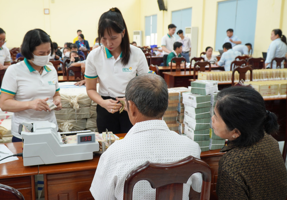 Người dân nhận tiền bồi thường dự án Khu đô thị thị trấn Cần Giuộc – phía Bắc