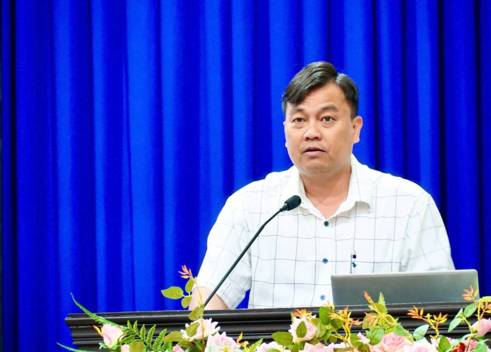 Phó Chủ tịch UBND xã Châu Thành Đặng Hoàng Trung phát biểu tại hội nghị