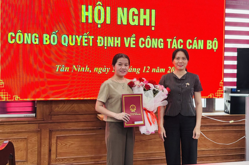 Chủ tịch UBND phường Nguyễn Thị Hoàng Oanh trao quyết định thôi kiêm nhiệm chức danh Giám đốc Trung tâm Phục vụ hành chính công cho Phó Chủ tịch UBND phường Nguyễn Thị Thiên Hương