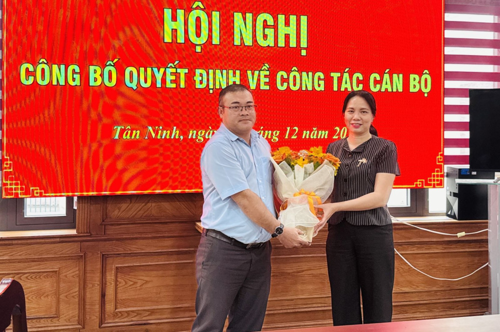 Bổ nhiệm Gi&aacute;m đốc Trung t&acirc;m Phục vụ h&agrave;nh ch&iacute;nh c&ocirc;ng phường T&acirc;n Ninh