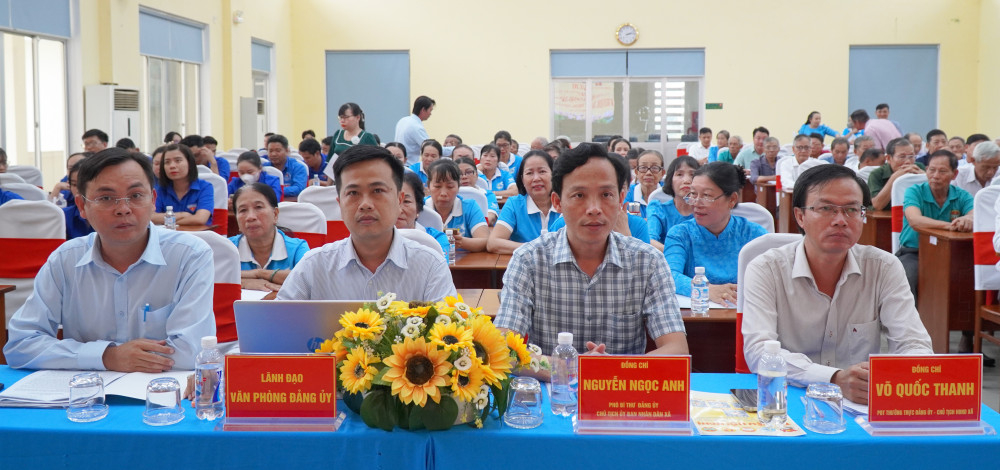 Lãnh đạo xã dự hội nghị 