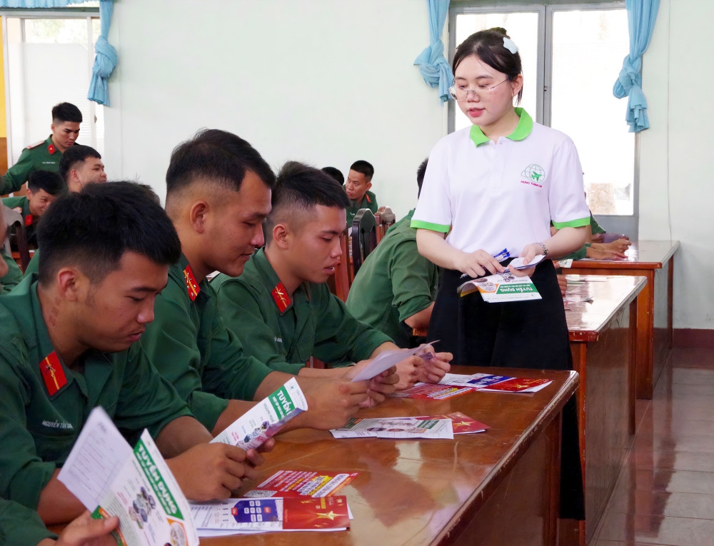 Đại diện Công ty Nhân lực Quốc tế Hưng Thịnh tư vấn các ngành, nghề đang tuyển dụng cho chiến sĩ chuẩn bị xuất ngũ