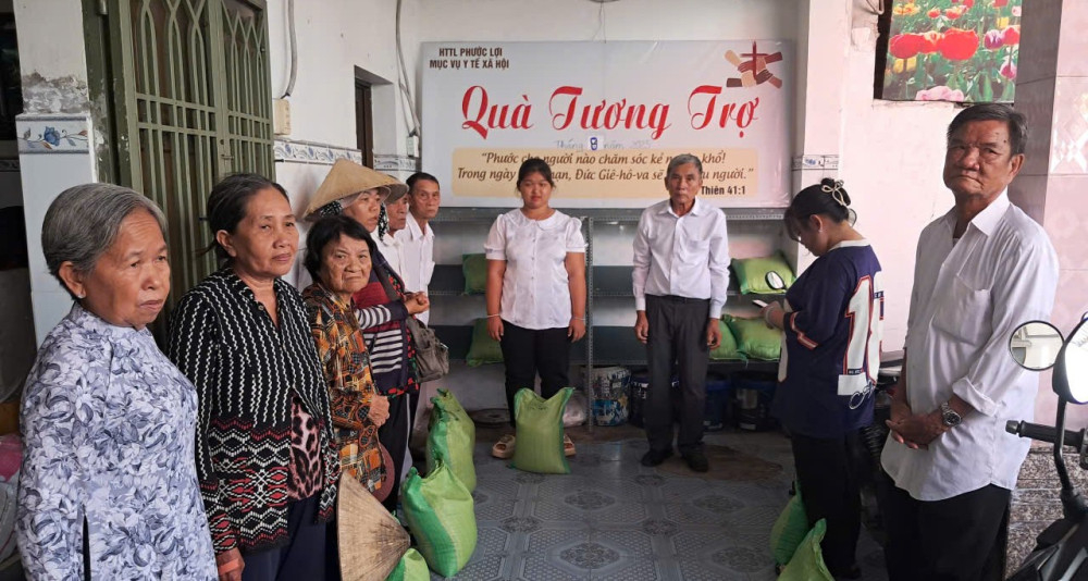 Chi hội Tin lành Phước Lợi phát gạo hỗ trợ các hộ khó khăn 