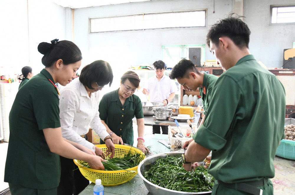 Cán bộ, chiến sĩ Bộ Chỉ huy Quân sự tỉnh chuẩn bị nguyên liệu nấu ăn