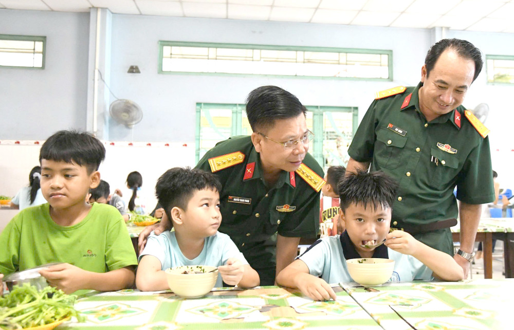 Bộ Chỉ huy Qu&acirc;n sự tỉnh T&acirc;y Ninh tổ chức nấu ăn cho trẻ em mồ c&ocirc;i, c&oacute; ho&agrave;n cảnh kh&oacute; khăn