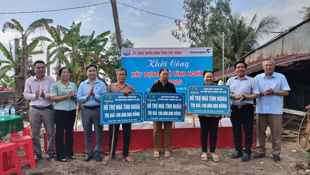 Đại biểu trao bảng tượng trưng hỗ trợ xây dựng nhà tình nghĩa cho các hộ dân