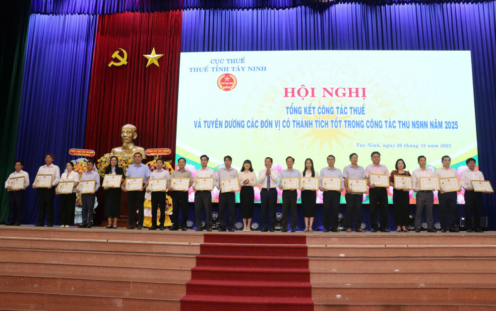 Các tập thể nhận Bằng khen của Chủ tịch UBND tỉnh vì có thành tích xuất sắc trong công tác thu nộp ngân sách nhà nước năm 2025