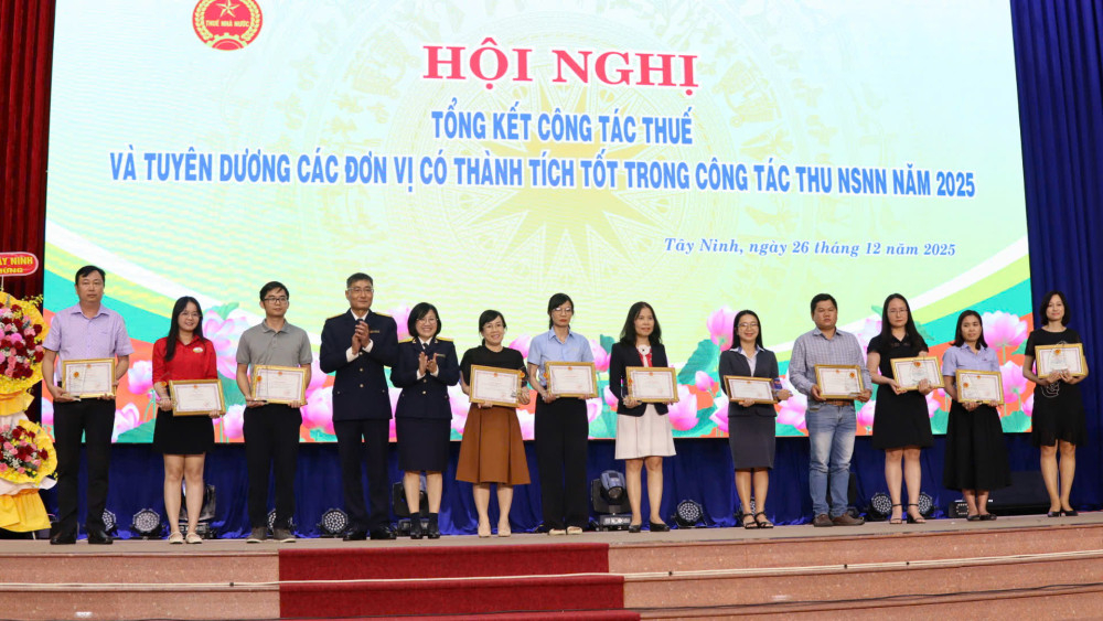Lãnh đạo Thuế tỉnh tặng Giấy khen cho các đơn vị, doanh nghiệp hoàn thành tốt nghĩa vụ nộp thuế năm 2024