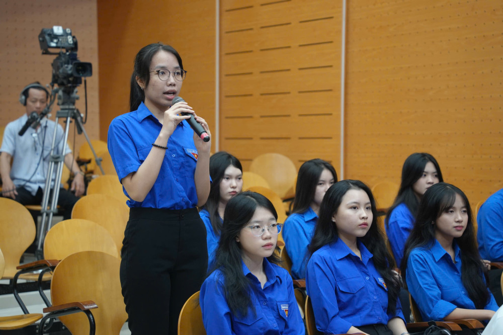 Khán giả đặt câu hỏi giao lưu với diễn giả