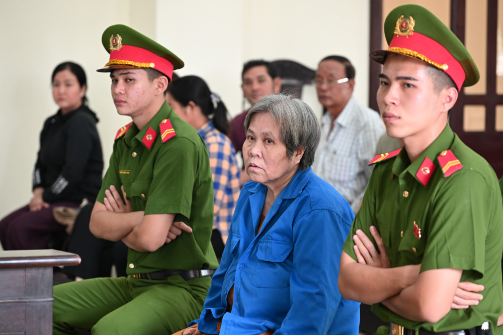 Tiếp tục trả hồ sơ vụ nữ 'thầy b&oacute;i dỏm' lừa đảo