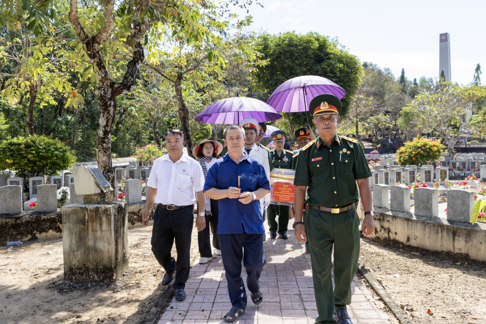 Hỗ trợ di chuyển h&agrave;i cốt liệt sĩ về qu&ecirc; nh&agrave; an t&aacute;ng