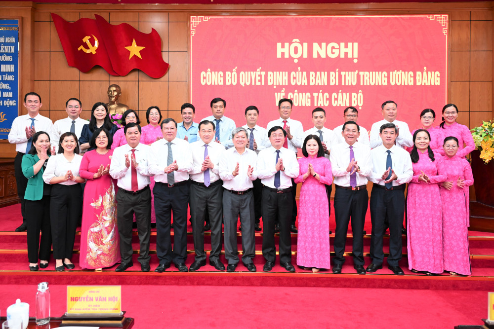 Đại biểu chụp ảnh lưu niệm tại hội nghị